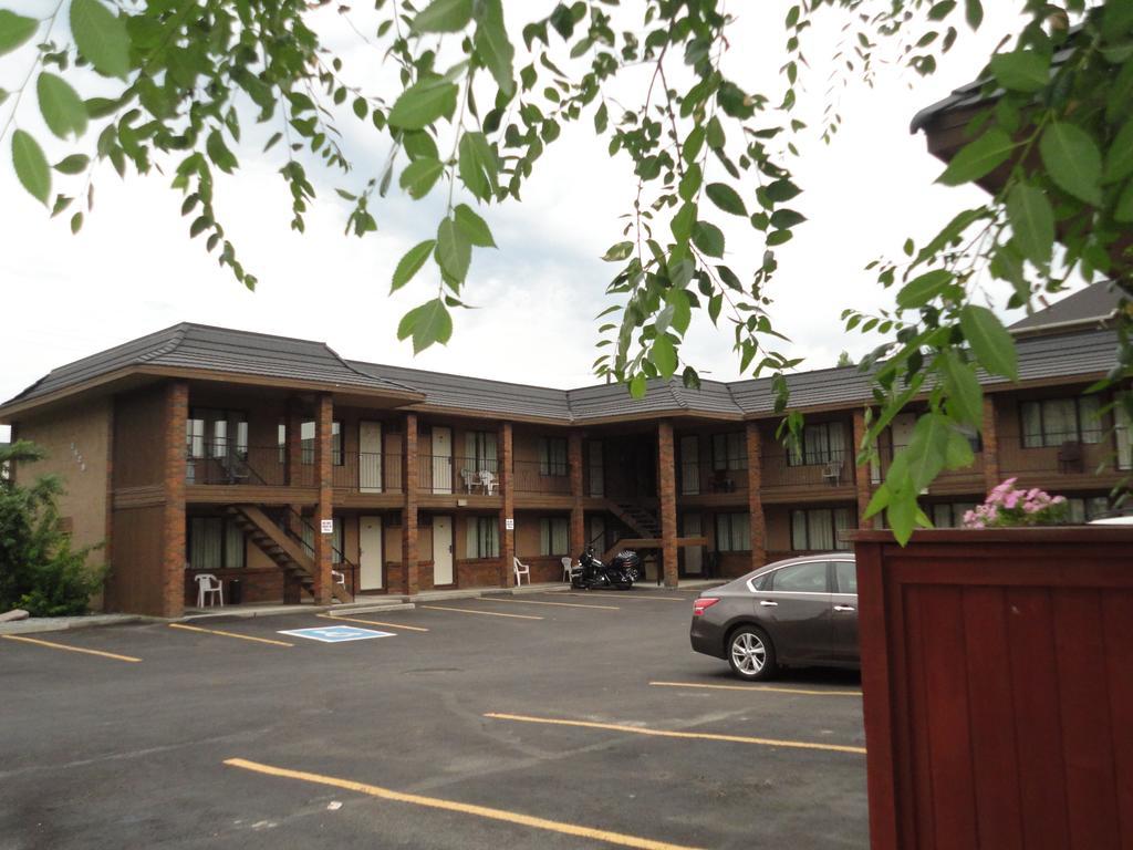 North Pointe Inn And Suites Kelowna Bagian luar foto
