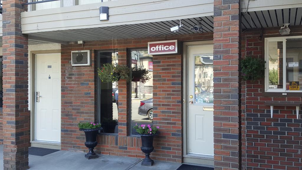 North Pointe Inn And Suites Kelowna Bagian luar foto
