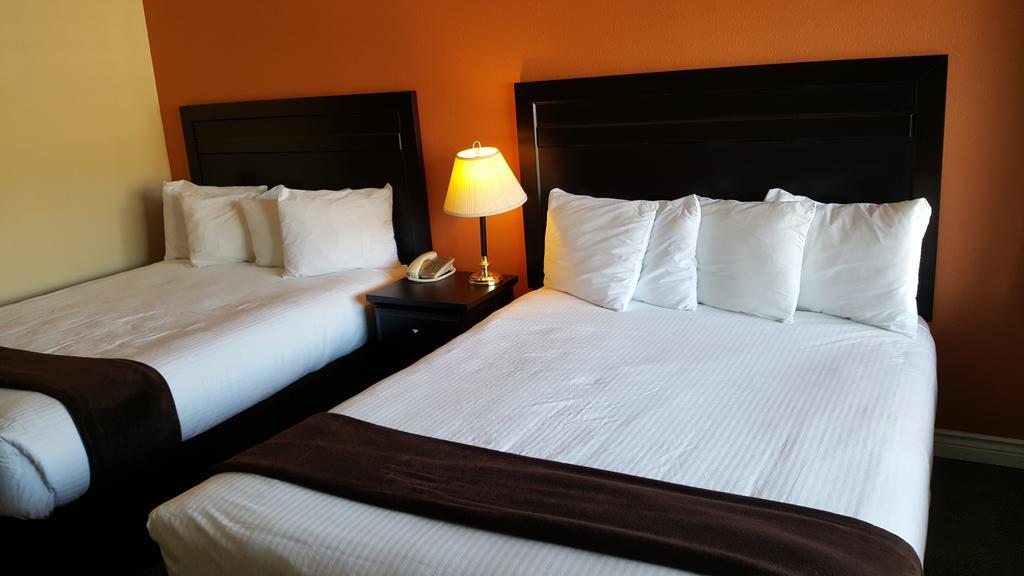 North Pointe Inn And Suites Kelowna Bagian luar foto
