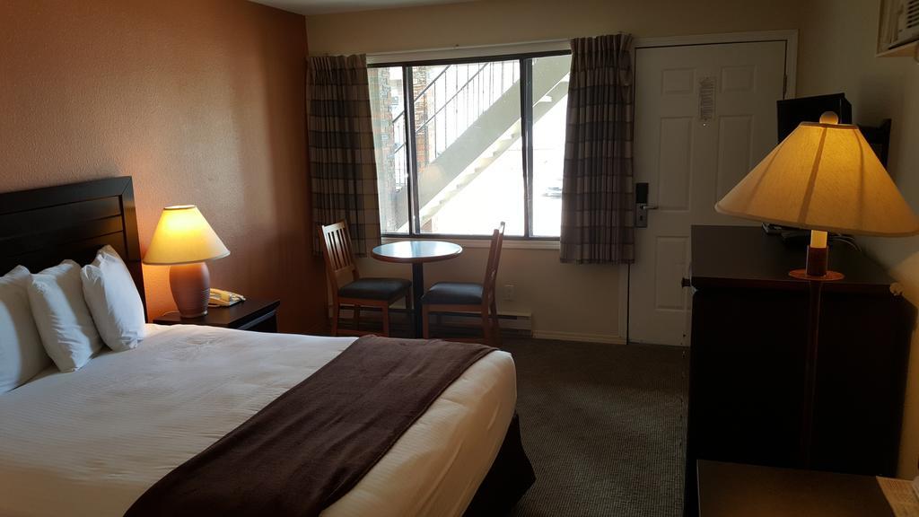 North Pointe Inn And Suites Kelowna Bagian luar foto