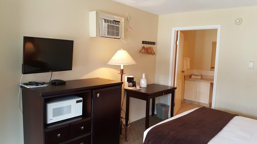 North Pointe Inn And Suites Kelowna Bagian luar foto
