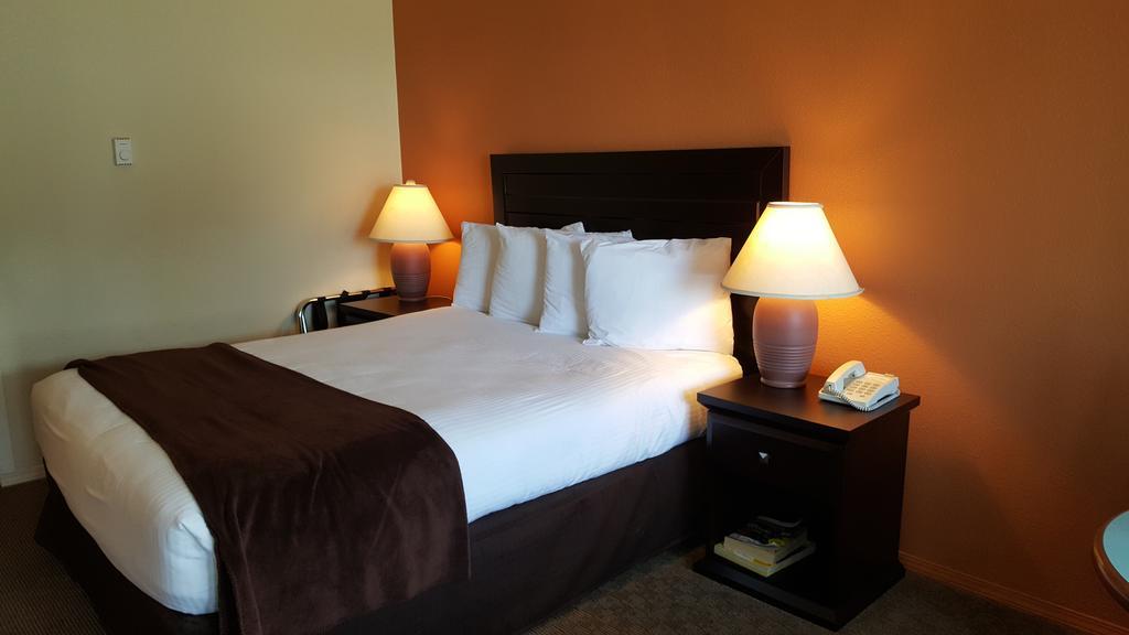 North Pointe Inn And Suites Kelowna Bagian luar foto