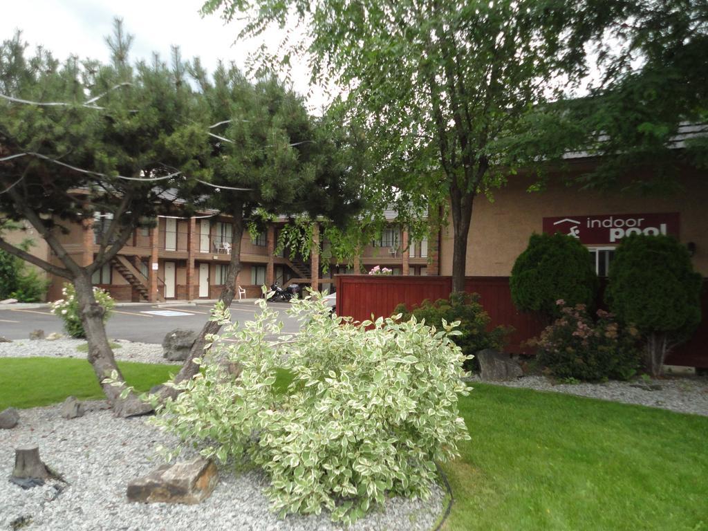 North Pointe Inn And Suites Kelowna Bagian luar foto