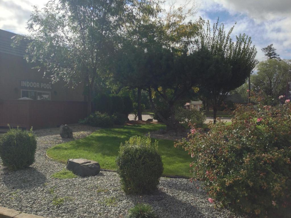 North Pointe Inn And Suites Kelowna Bagian luar foto